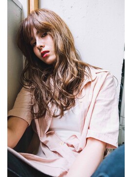 ヘアデザイン ソラ(Sola) ツヤ感ミルクティーベージュ×重ため無造作ウェーブロング