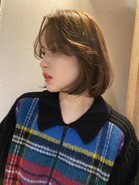 ピア ヤクイン(Pia Yakuin) レイヤーボブ　かきあげヘア　前髪なし　ベージュカラー