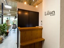 リリアン バイ リトル(Lilian by little)の雰囲気（白と黒と木を基調とした落ち着いた雰囲気のおしゃれな店内です♪）