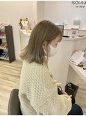 くすみベージュ×外ハネスタイル