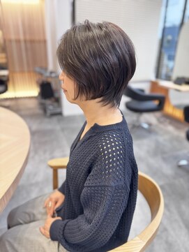 リファインド(REFINED) カジュアルエアリーショート×オリーブベージュ　五十嵐