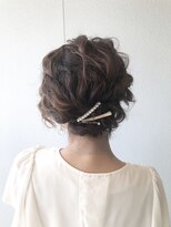 ショートヘアでアップスタイル