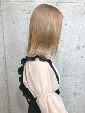 サクラ オモテサンドウ(SAKURA) ミディアムボブ×ブロンドベージュ