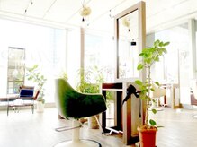アジト ヘアーアンドリラクゼーション(AJITO HAIR&RELAXATION)の雰囲気（大きな窓で光差し込む、開放感ある店内）