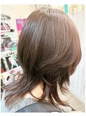 まろやかグレージュのミディアムウルフ♪