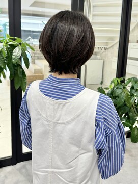 エブリ(evri) 襟足を外ハネにした小顔効果のあるショートボブ