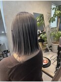 グレー