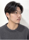 大人の色気を引き出すセンターパート×ナチュラルメンズスタイル