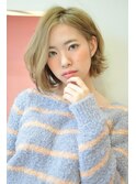とろみ甘辛ショートボブセンターパートハイトーンベージュ