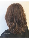 シルエットで見せる重軽ミディ