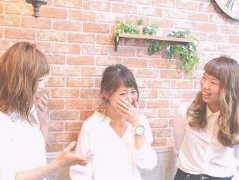 アナザヘアー なんば 高島屋前店(ANAZA hair)の写真/女性スタイリストのほっこりした接客が人気の秘密☆髪のことはもちろん、何でも相談できる気さくさが◎難波