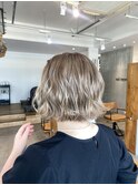 ハイトーン切りっぱなしボブ透明感アッシュベージュ