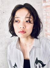 前髪の絶妙なデザインが引き出す高貴な雰囲気。