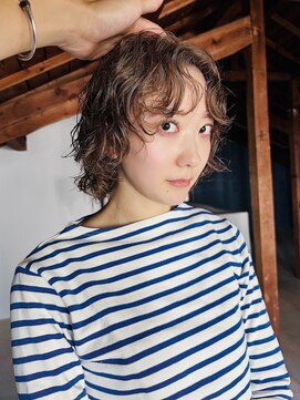 イシュー(issue) クセを活かしたボブウルフと透明感ベージュ