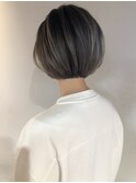 柔らかシルバーベージュバレイヤージュショートボブ