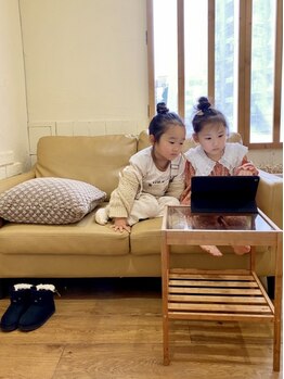 セカンドルーム ティーシーヘアー(2nd room TC hair)の写真/【北18条駅】小さなお子様が居るママも安心して一緒にご来店いただけます♪飽きずに過ごせるiPad貸出もOK★