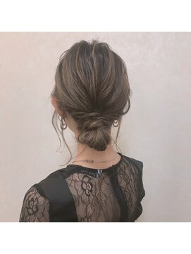 結婚式のヘアセット28選】長さ・年齢・セルフ動画別でご紹介 