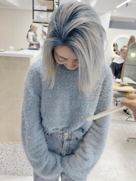 イェッカ パビル(YECCA pabil) 青からホワイトのルーツカラー♪(ブリーチ2回)