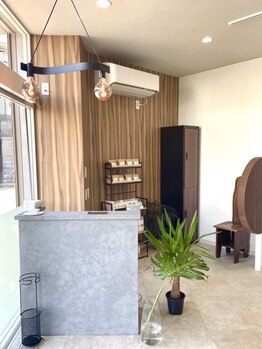 ステキナコト 日野(sutekinakoto)の写真/【日野徒歩5分】ゆったり過ごせるアットホームな空間*周りを気にせず、気軽に髪のお悩みをご相談下さい。