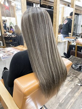 リリー シブヤ(Lilly shibuya) 【Lilly渋谷】#アッシュグレー #スジ感ハイライト #髪質改善