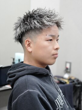 スラッシュ(SLASH) ツイストパーマ/短髪/ホワイトメッシュ/スキンフェード/姫路