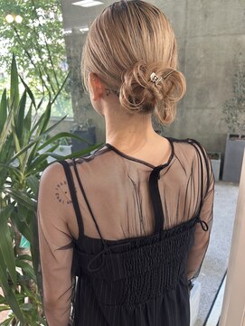 バイユアオウンフラワーズコロンカバ(buy your own flowers : kava) ボブでもできる♪大人可愛いお呼ばれゆるふわお団子アレンジ