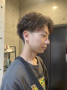 シャドウパーマ　メンズ　ツーブロック　短髪　フェザーパーマ