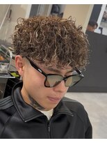 イーラ アメ村店(era)&nbsp;バロックパーマ　ツイストスパイラル眉カットメンズパーマ