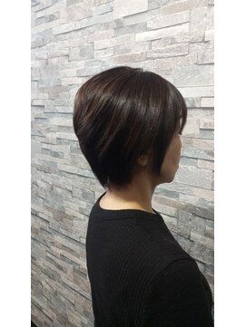 大人女性のシャープなショートカット