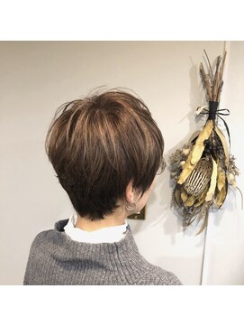 ウィーク 梅田(UiiC) 襟足スッキリ　トップふんわり大人ショート