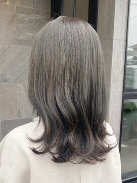 メゾン アヴァロ(Maison Avallo) 韓国風くびれシルエットのミディアム