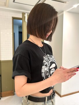 エミィ(emme) ぱつっとボブ　透明感グレージュ