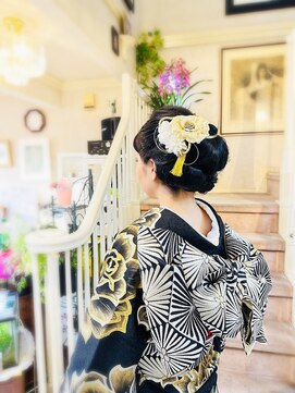 美容室 ティンカーベル キレイめシニヨンヘア