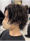 大人の波巻きスパイラルパーマミディアムロングメンズカットヘア