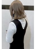 切りっぱなし耳掛けボブ×ミルクティーベージュ