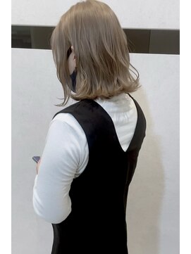 フランチェスカドット(francesca.) 切りっぱなし耳掛けボブ×ミルクティーベージュ