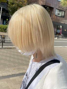 ベレーザ 渋谷(BELEZA) 2404外国人風カラーミルクティーバニラベージュ刈り上げボブ