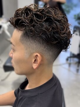 アンバー(UMBER) 宮城リョータワイルドオールバックパーマ×フェード