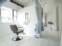 ロータス(Lotus)の雰囲気（白を基調とした店内でごゆっくりお過ごしください♪）