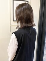 シーバイシー(CxC)&nbsp;くすみカーキ/外ハネミディアム/地毛風ストレート