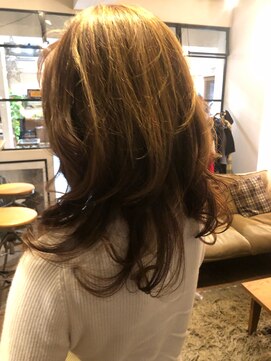 ドロップ(drop) 脱白髪染めのハイライトカラーとくせ毛を活かしたレイヤーカット