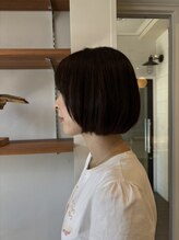 クベル(Kuvel) モード感と優しさ両方を楽しめる大人のボブスタイル
