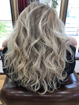 リリー ヘアーアンドビューティー(Lily) ハイトーングラデーションカラー