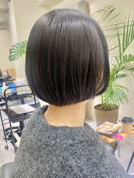 フイ(HUI) 20代30代透明感暗髪アッシュブルーグレージュ丸みボブ