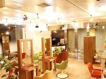 アジト ヘアーアンドリラクゼーション(AJITO HAIR&RELAXATION)の雰囲気（大きな窓で光差し込む、開放感ある店内）