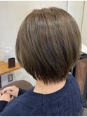 ショートボブ×オリーブグレージュ
