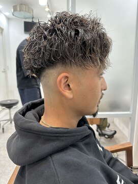 ロミーオム 本厚木(ROMMY. Homme) 刈り上げツイストスパイラルパーマフェード風アップバング