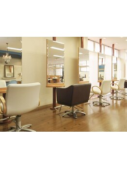 開放感溢れる空間で心地良い時間を♪席の間隔も広く隣と重ならないので、周りを気にせずリラックスできる☆