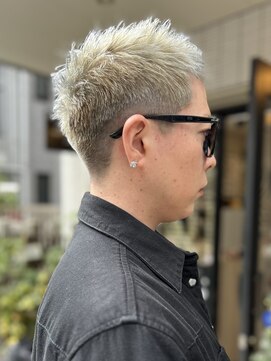 ショートスパイキー30代グレージュハイトーンカラーバズカット