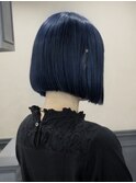 ネイビー×前下がりボブ　ミニマルボブ